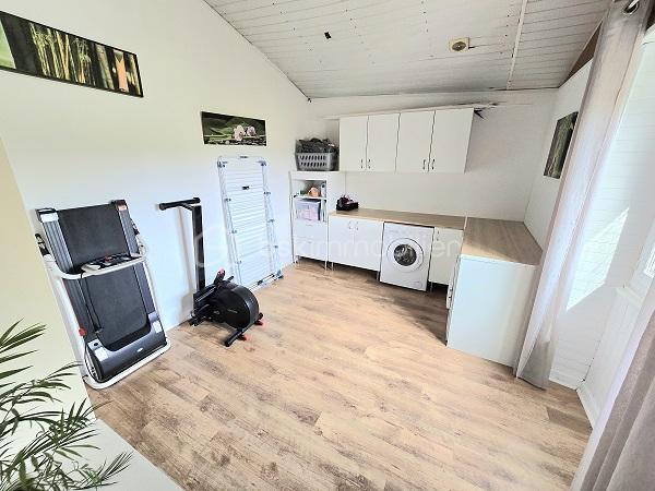 Située à proximité des commerces et des commodités, à 15 mn de MONTENDRE, 20 mn de COUTRAS, 30 mn de LIBOURNE et de ST ANDRE DE CUBZAC, à 50 mn du PONT D'AQUITAINE, cette maison vous séduira par ses prestations et ses volumes. Elle est composée d'une cuisine équipée, d'un salon/séjour, de 5 chambres, d'un bureau, d'une buanderie, d'une véranda, 2 salles d'eau et WC. 2 Garages, une terrasse avec pergola de 21 m2 et une piscine couverte (10 X 5) complètent ces prestations. Possibilité de créer un T2 pour du locatif ou du AIR BnB avec une entrée indépendante. Chauffage poêle à bois + climatisation.