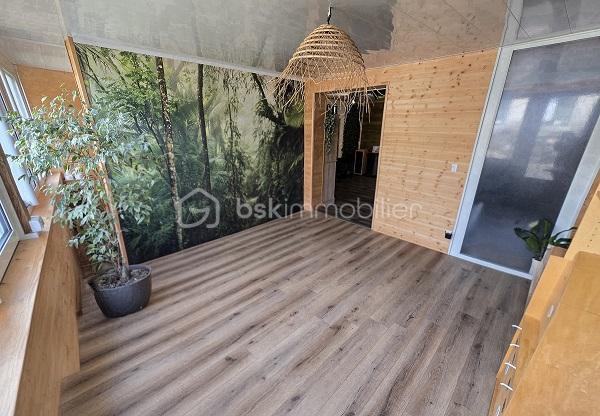Située à proximité des commerces et des commodités, à 15 mn de MONTENDRE, 20 mn de COUTRAS, 30 mn de LIBOURNE et de ST ANDRE DE CUBZAC, à 50 mn du PONT D'AQUITAINE, cette maison vous séduira par ses prestations et ses volumes. Elle est composée d'une cuisine équipée, d'un salon/séjour, de 5 chambres, d'un bureau, d'une buanderie, d'une véranda, 2 salles d'eau et WC. 2 Garages, une terrasse avec pergola de 21 m2 et une piscine couverte (10 X 5) complètent ces prestations. Possibilité de créer un T2 pour du locatif ou du AIR BnB avec une entrée indépendante. Chauffage poêle à bois + climatisation.