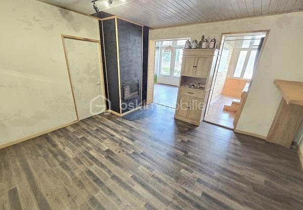 Située à proximité des commerces et des commodités, à 15 mn de MONTENDRE, 20 mn de COUTRAS, 30 mn de LIBOURNE et de ST ANDRE DE CUBZAC, à 50 mn du PONT D'AQUITAINE, cette maison vous séduira par ses prestations et ses volumes. Elle est composée d'une cuisine équipée, d'un salon/séjour, de 5 chambres, d'un bureau, d'une buanderie, d'une véranda, 2 salles d'eau et WC. 2 Garages, une terrasse avec pergola de 21 m2 et une piscine couverte (10 X 5) complètent ces prestations. Possibilité de créer un T2 pour du locatif ou du AIR BnB avec une entrée indépendante. Chauffage poêle à bois + climatisation.