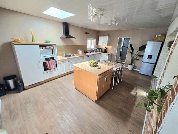 Située à proximité des commerces et des commodités, à 15 mn de MONTENDRE, 20 mn de COUTRAS, 30 mn de LIBOURNE et de ST ANDRE DE CUBZAC, à 50 mn du PONT D'AQUITAINE, cette maison vous séduira par ses prestations et ses volumes. Elle est composée d'une cuisine équipée, d'un salon/séjour, de 5 chambres, d'un bureau, d'une buanderie, d'une véranda, 2 salles d'eau et WC. 2 Garages, une terrasse avec pergola de 21 m2 et une piscine couverte (10 X 5) complètent ces prestations. Possibilité de créer un T2 pour du locatif ou du AIR BnB avec une entrée indépendante. Chauffage poêle à bois + climatisation.