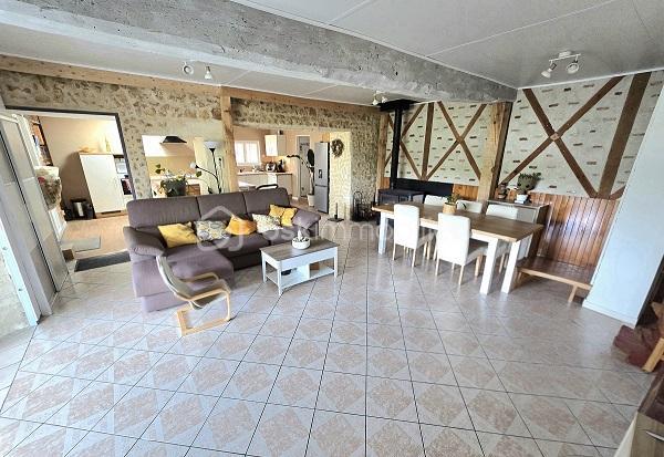 Située à proximité des commerces et des commodités, à 15 mn de MONTENDRE, 20 mn de COUTRAS, 30 mn de LIBOURNE et de ST ANDRE DE CUBZAC, à 50 mn du PONT D'AQUITAINE, cette maison vous séduira par ses prestations et ses volumes. Elle est composée d'une cuisine équipée, d'un salon/séjour, de 5 chambres, d'un bureau, d'une buanderie, d'une véranda, 2 salles d'eau et WC. 2 Garages, une terrasse avec pergola de 21 m2 et une piscine couverte (10 X 5) complètent ces prestations. Possibilité de créer un T2 pour du locatif ou du AIR BnB avec une entrée indépendante. Chauffage poêle à bois + climatisation.