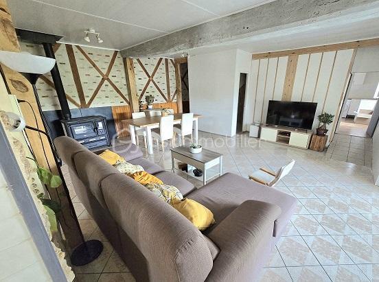 Située à proximité des commerces et des commodités, à 15 mn de MONTENDRE, 20 mn de COUTRAS, 30 mn de LIBOURNE et de ST ANDRE DE CUBZAC, à 50 mn du PONT D'AQUITAINE, cette maison vous séduira par ses prestations et ses volumes. Elle est composée d'une cuisine équipée, d'un salon/séjour, de 5 chambres, d'un bureau, d'une buanderie, d'une véranda, 2 salles d'eau et WC. 2 Garages, une terrasse avec pergola de 21 m2 et une piscine couverte (10 X 5) complètent ces prestations. Possibilité de créer un T2 pour du locatif ou du AIR BnB avec une entrée indépendante. Chauffage poêle à bois + climatisation.