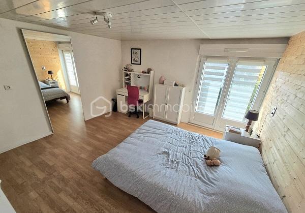 Située à proximité des commerces et des commodités, à 15 mn de MONTENDRE, 20 mn de COUTRAS, 30 mn de LIBOURNE et de ST ANDRE DE CUBZAC, à 50 mn du PONT D'AQUITAINE, cette maison vous séduira par ses prestations et ses volumes. Elle est composée d'une cuisine équipée, d'un salon/séjour, de 5 chambres, d'un bureau, d'une buanderie, d'une véranda, 2 salles d'eau et WC. 2 Garages, une terrasse avec pergola de 21 m2 et une piscine couverte (10 X 5) complètent ces prestations. Possibilité de créer un T2 pour du locatif ou du AIR BnB avec une entrée indépendante. Chauffage poêle à bois + climatisation.