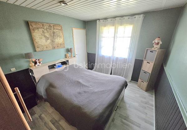 Située à proximité des commerces et des commodités, à 15 mn de MONTENDRE, 20 mn de COUTRAS, 30 mn de LIBOURNE et de ST ANDRE DE CUBZAC, à 50 mn du PONT D'AQUITAINE, cette maison vous séduira par ses prestations et ses volumes. Elle est composée d'une cuisine équipée, d'un salon/séjour, de 5 chambres, d'un bureau, d'une buanderie, d'une véranda, 2 salles d'eau et WC. 2 Garages, une terrasse avec pergola de 21 m2 et une piscine couverte (10 X 5) complètent ces prestations. Possibilité de créer un T2 pour du locatif ou du AIR BnB avec une entrée indépendante. Chauffage poêle à bois + climatisation.