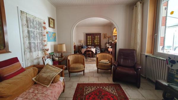 Charmante maison en pierre et brique, beau terrain avec un puit, garage