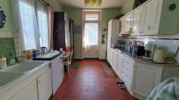 Charmante maison en pierre et brique, beau terrain avec un puit, garage