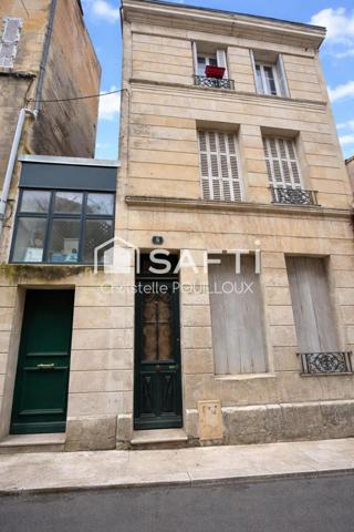 Hyper centre, 2 entrées, 3 chambres, 3 salles d'eau, cour et terrasse