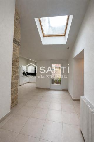 Hyper centre, 2 entrées, 3 chambres, 3 salles d'eau, cour et terrasse