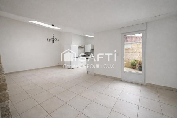 Hyper centre, 2 entrées, 3 chambres, 3 salles d'eau, cour et terrasse