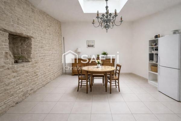 Hyper centre, 2 entrées, 3 chambres, 3 salles d'eau, cour et terrasse