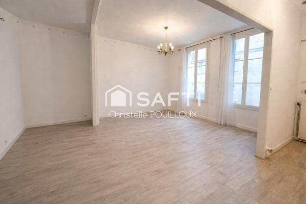 Hyper centre, 2 entrées, 3 chambres, 3 salles d'eau, cour et terrasse