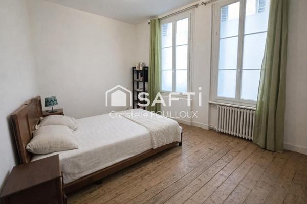 Hyper centre, 2 entrées, 3 chambres, 3 salles d'eau, cour et terrasse