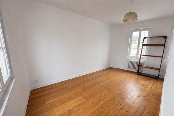 Hyper centre, 2 entrées, 3 chambres, 3 salles d'eau, cour et terrasse