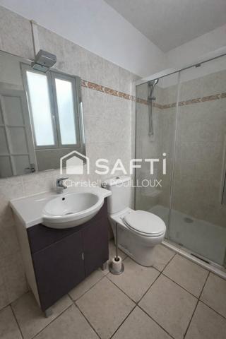 Hyper centre, 2 entrées, 3 chambres, 3 salles d'eau, cour et terrasse