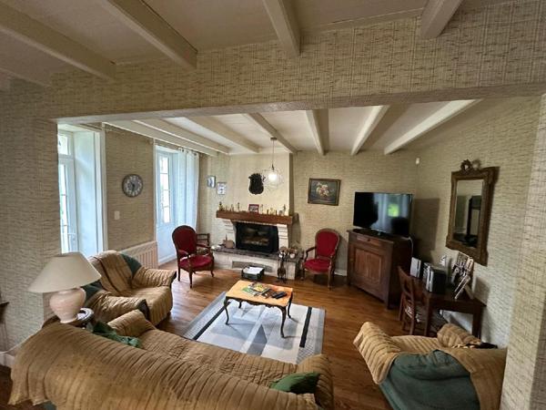 Brives-sur-Charente (17800) 

Située dans un hameau de Brive-sur-Charente, cette maison de style longère vous séduira par son charme et son