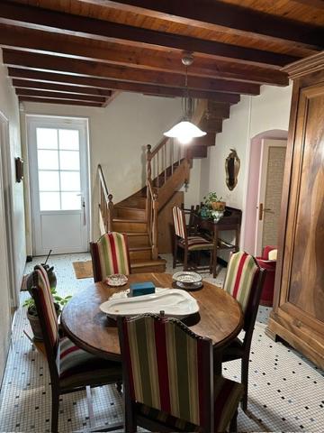 Brives-sur-Charente (17800) 

Située dans un hameau de Brive-sur-Charente, cette maison de style longère vous séduira par son charme et son