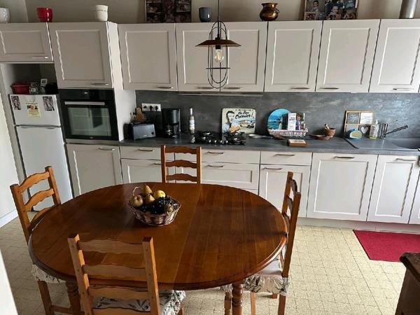 Brives-sur-Charente (17800) 

Située dans un hameau de Brive-sur-Charente, cette maison de style longère vous séduira par son charme et son