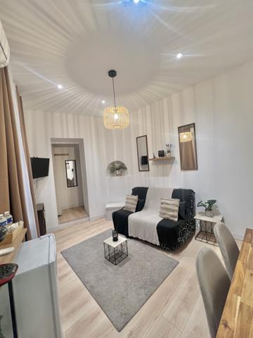 Nîmes (30000) Nîmes Centre - Gare - Studio dans immeuble de charme