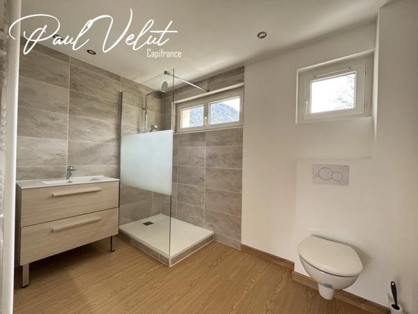 Appartement 3 pièces entièrement rénové – Balcon plein sud – Vue dégagée – Bourg-d’Oisans