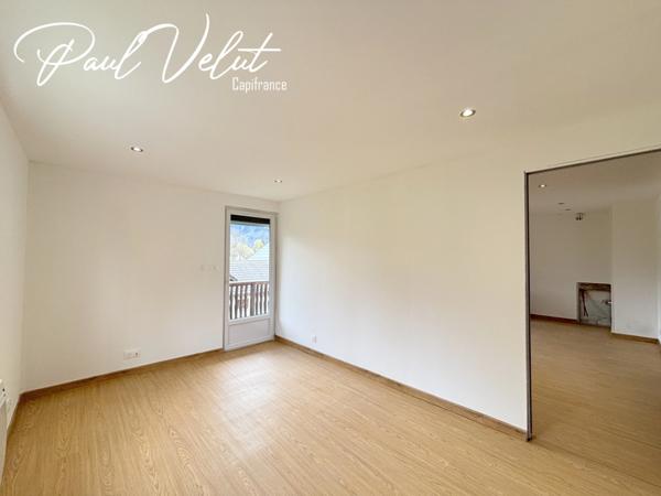 Appartement 3 pièces entièrement rénové – Balcon plein sud – Vue dégagée – Bourg-d’Oisans