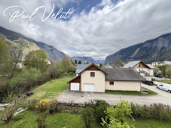 Appartement 3 pièces entièrement rénové – Balcon plein sud – Vue dégagée – Bourg-d’Oisans