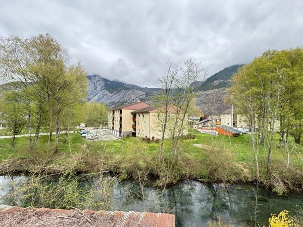 Appartement 3 pièces entièrement rénové – Balcon plein sud – Vue dégagée – Bourg-d’Oisans