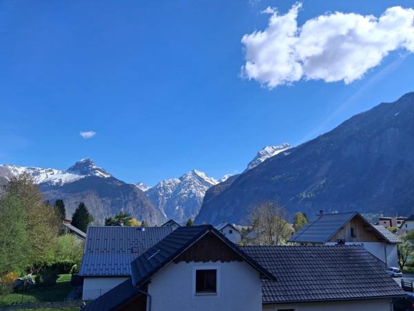 Appartement 3 pièces entièrement rénové – Balcon plein sud – Vue dégagée – Bourg-d’Oisans