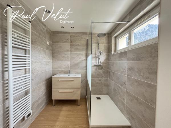 Appartement 3 pièces entièrement rénové – Balcon plein sud – Vue dégagée – Bourg-d’Oisans