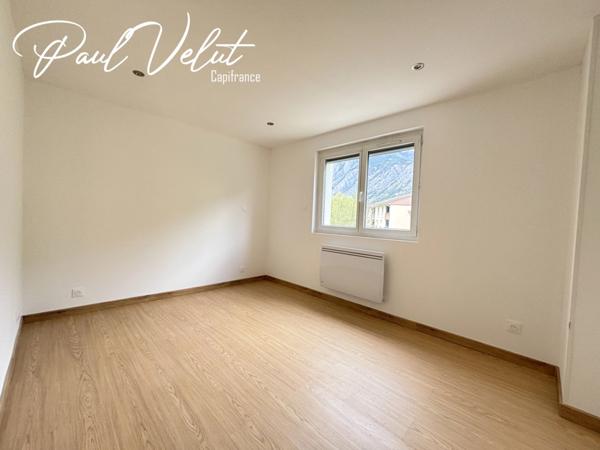 Appartement 3 pièces entièrement rénové – Balcon plein sud – Vue dégagée – Bourg-d’Oisans