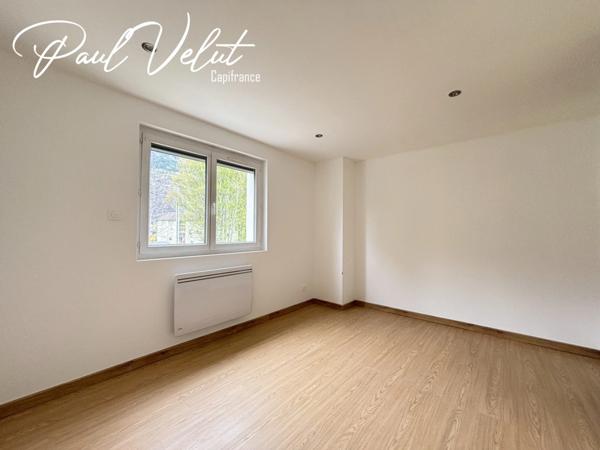 Appartement 3 pièces entièrement rénové – Balcon plein sud – Vue dégagée – Bourg-d’Oisans