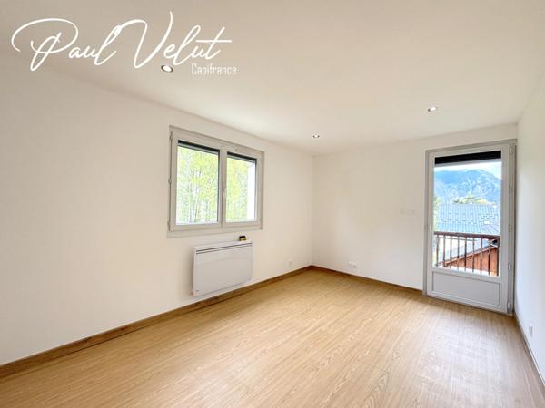 Appartement 3 pièces entièrement rénové – Balcon plein sud – Vue dégagée – Bourg-d’Oisans