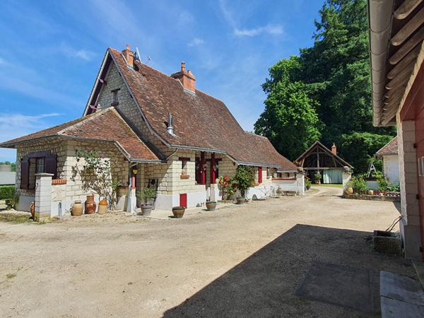 MAISON DE CARACTÈRE À VENDRE À SAINT AIGNAN