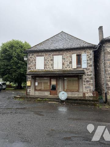 A mi-chemin entre AURILLAC et MAURIAC (Cantal), un immeuble à usage mixte de commerce et d'habi...