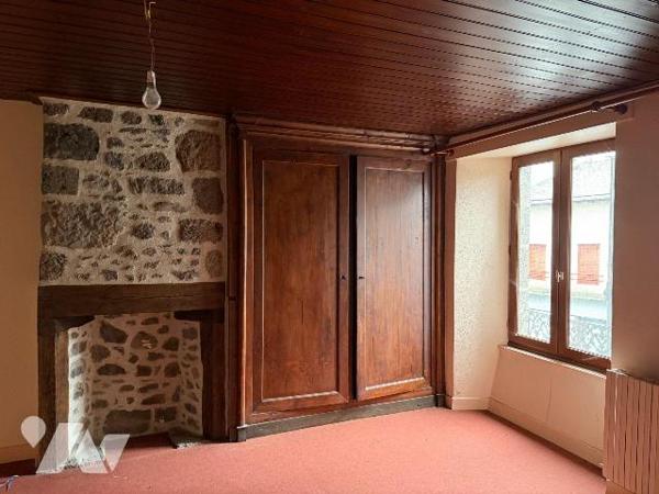 A mi-chemin entre AURILLAC et MAURIAC (Cantal), un immeuble à usage mixte de commerce et d'habi...