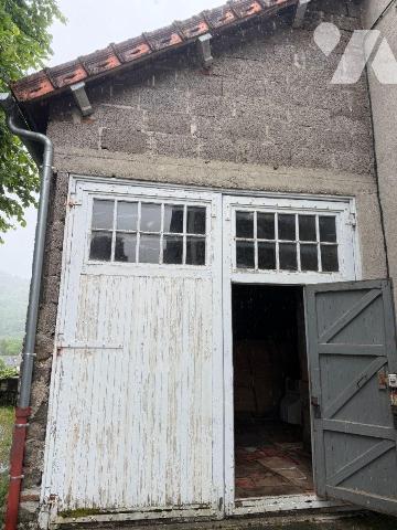 A mi-chemin entre AURILLAC et MAURIAC (Cantal), un immeuble à usage mixte de commerce et d'habi...