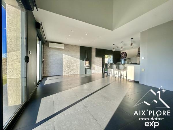 MAISON T5 TRAVERSANTE – 120 m² HABITABLES – PARCELLE 1650 m² AVEC PISCINE  et dépendance