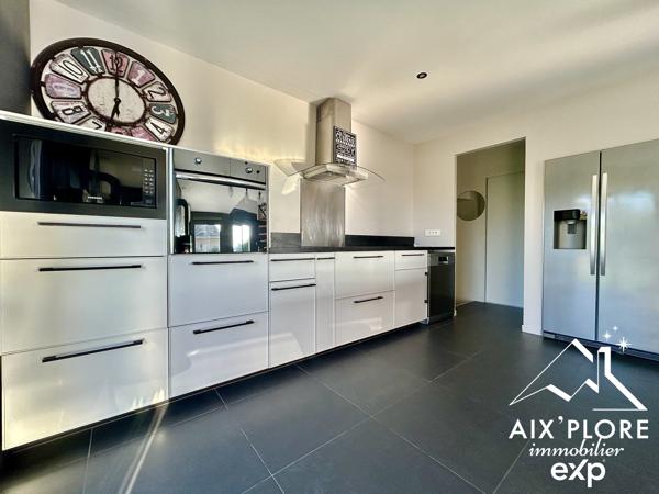 MAISON T5 TRAVERSANTE – 120 m² HABITABLES – PARCELLE 1650 m² AVEC PISCINE  et dépendance