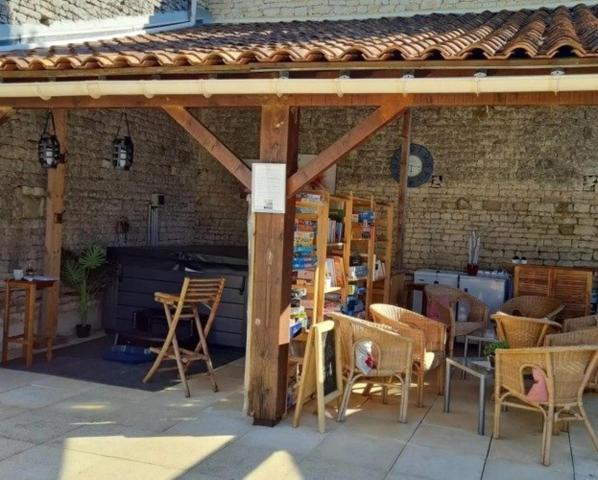 Maison charentaise rénovée de 170m2 avec 3 gîtes