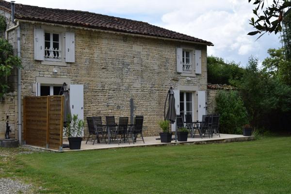 Maison charentaise rénovée de 170m2 avec 3 gîtes