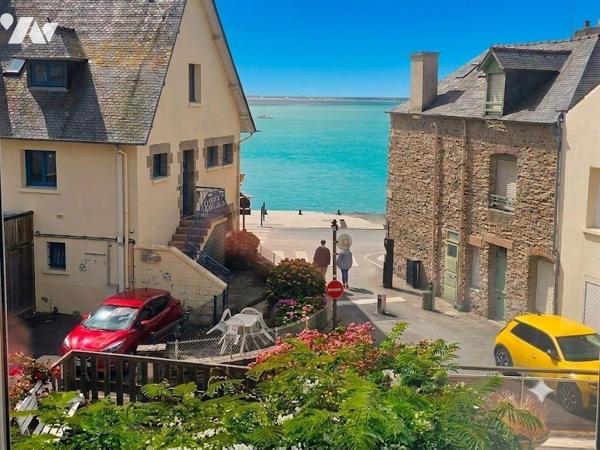 Au Port de Cancale, maison vue mer avec grande terrasse exposée sud, et garage. Elle se compose...