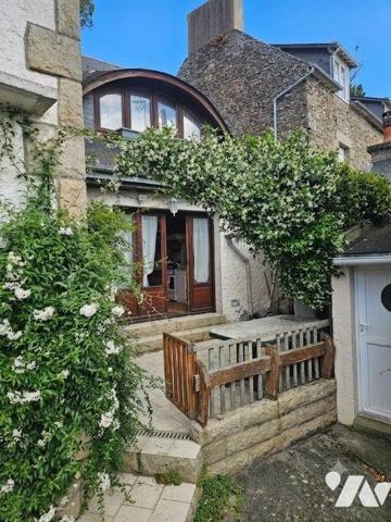Au Port de Cancale, maison vue mer avec grande terrasse exposée sud, et garage. Elle se compose...
