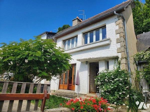 Au Port de Cancale, maison vue mer avec grande terrasse exposée sud, et garage. Elle se compose...