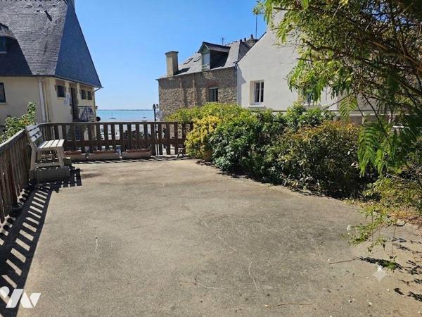 Au Port de Cancale, maison vue mer avec grande terrasse exposée sud, et garage. Elle se compose...