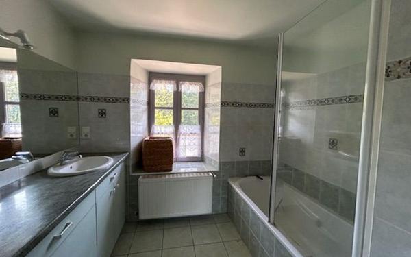 Maison à vendre    9 pièces •  Saint-Étienne-de-Saint-Geoirs