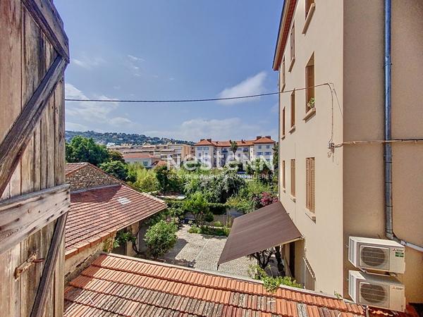 GOLFE JUAN - 55 M2 - CENTRE VILLE - TRAVERSANT - SUD -1 MIN DE LA MER