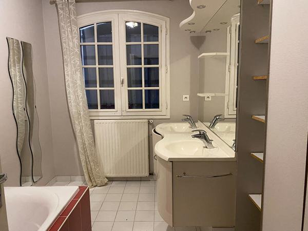 NANTES/PROCE PARCELLE DE 1000 m2 AVEC UNE MAISON 4 CHAMBRES/SOUS SOL POUR VOITURES