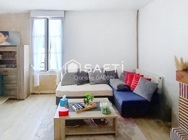 Maison avec 2 chambres. Possibilité de chambre au rez de chaussée