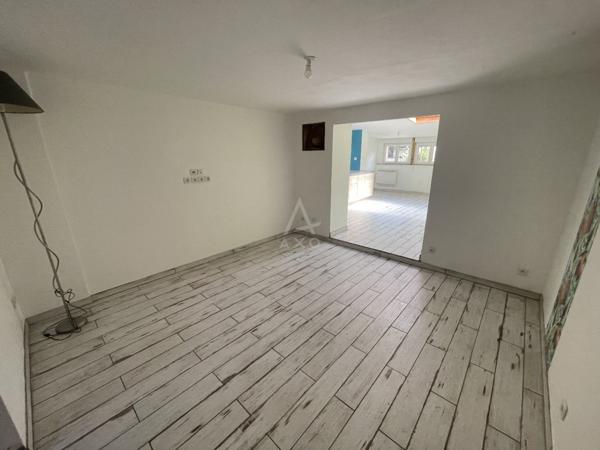 Maison de campagne de plain-pied avec terrain constructible de 2 000 m²