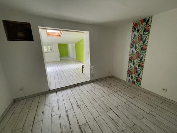 Maison de campagne de plain-pied avec terrain constructible de 2 000 m²