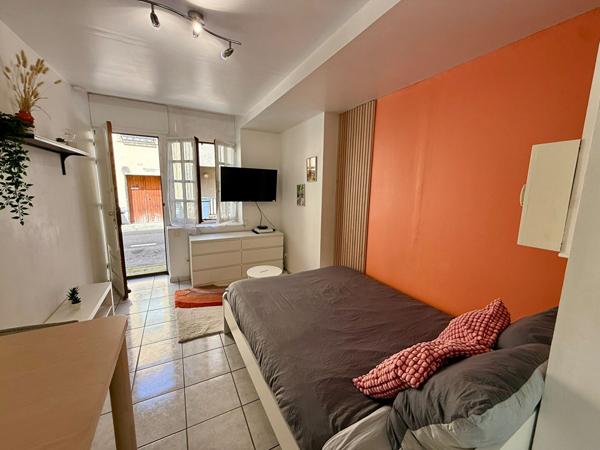Carcassonne quartier des Capucins immeuble de rapport avec trois lots d'habitation caves cour et remise